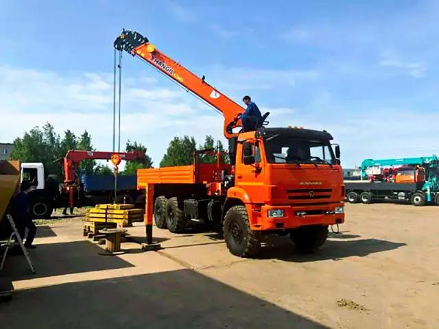КАМАЗ 43118 бортовой с КМУ Hangil HGC 976